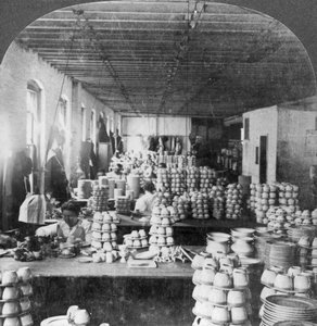 Artistas decorando porcelana, Trenton, Nueva Jersey, EE.UU., principios del siglo XX de Keystone View Company