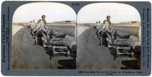 Transportando sal al interior en tren de carretillas, China, 1906 de Keystone View Company