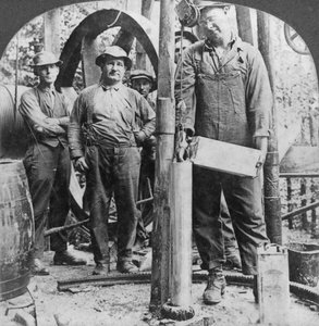 Llenando una concha con nitroglicerina, campo petrolífero en Pensilvania, EE.UU., principios del siglo XX de Keystone View Company
