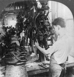 Máquina de duración moldeando zapatos en fábrica de zapatos, Lynn, Massachusetts, EE.UU., principios del siglo XX de Keystone View Company