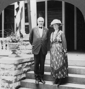 El presidente y la señora Harding en su hogar, Marion, Illinois, EE.UU. de Keystone View Company