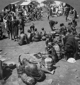 El mercado nativo en Port Florence, Lago Victoria, Kenia, c1901-c1903 de Keystone View Company