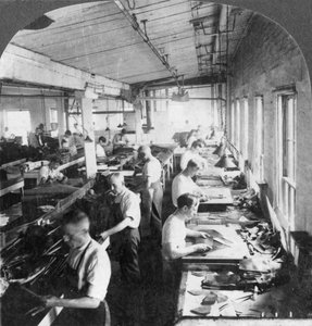 Trabajadores cortando cuero para zapatos en una fábrica, Lynn, Massachusetts, EE.UU., siglo XX de Keystone View Company