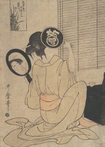 Takashima Ohisa usando dos espejos para observar su peinado