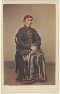 Chica de Osterfjorden. [mujer en traje noruego, sentada] de Knud Knudsen