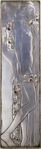 Panel incrustado de una cama individual blanca de Weiner Werkstatte que representa una figura andrógina desnuda (detalle)