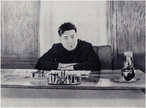 Kim Il-sung en su despacho del Consejo Popular de Corea del Norte (litografía) de Korean Photographer