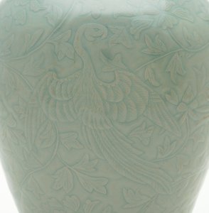 Botella (maebyeong) con diseño tallado e inciso de dos fénix y enredaderas de peonía, mediados del siglo XII de Korean School
