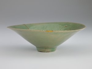 Tazón con diseño moldeado e inciso de grullas y nubes, siglo XII de Korean School