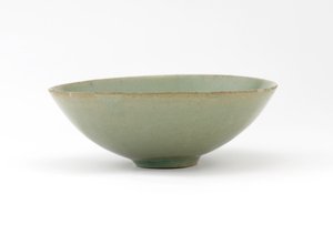 Cuenco con diseño moldeado de peces entre olas, mediados del siglo XII de Korean School