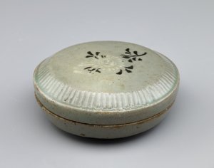 Caja con tapa con diseño incrustado de ramillete de crisantemo, mediados del siglo XII de Korean School