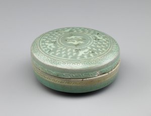 Caja cubierta con diseño incrustado de grullas y nubes, segunda mitad del siglo XIII de Korean School