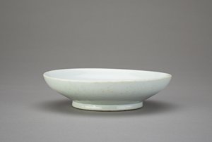 Plato con inscripción de inventario fechada en 1832, 1832 de Korean School