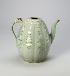 Jarra en forma de melón con rollos florales estilizados (gres con esmalte celadón y decoración incrustada bajo esmalte de arcillas negras y blancas, con reparación de oro) de Korean School