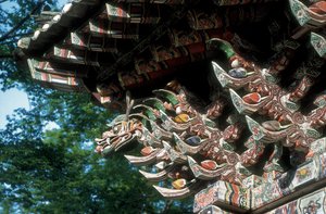 Templo Sŏngwang-sa, Condado de Kosan, Provincia de Kangwon, Corea del Norte, detalle del techo (foto) de Korean School
