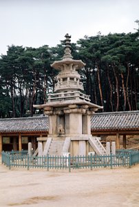 Tabo-tap (Pagoda de Prabhutaratna), parte del complejo del Templo Pulkuk-sa, construido por primera vez en 528, ampliado en 751 y reconstruido después de un incendio en 1612-59