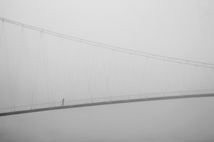 Paseo solitario por un puente envuelto en niebla de Krunoslav Nevistic