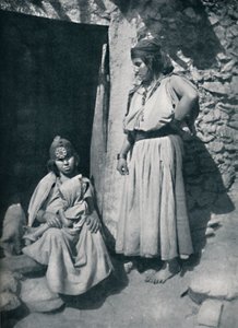 Mujeres kabyle en la puerta de su vivienda cerca de la costa mediterránea, Argelia de Kuhn