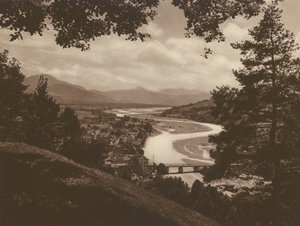 Bad Tolz y el valle del Isar, vista desde el Kalvarienberg; Bad Tolz y el valle del Isar, vista desde el Kalvarienberg (foto b/n) de Kurt Hielscher