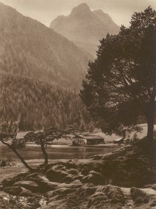 Der Lautersee bei Mittenwald mit dem Wettersteingebirge; El Lauter-See cerca de Mittenwald con los montes Wetterstein (foto b/n) de Kurt Hielscher