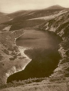 Der grosse Teich und die Schneekoppe (Riesengebirge); El gran estanque y el Schneekoppe (Riesengebirge) (foto en blanco y negro) de Kurt Hielscher