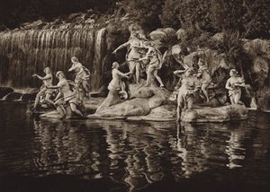 Italia: Caserta, Grupo de Diana, en el parque (foto b/n) de Kurt Hielscher
