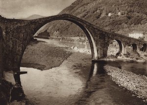 Italia: Puente del Diavolo, cerca de Lucca (foto en blanco y negro)