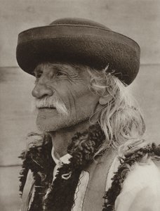 Rumanía: Arbora, Viejo campesino (foto b/n) de Kurt Hielscher