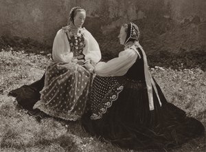 Rumanía: Lechinta, chicas sajonas en traje de domingo (foto b/n) de Kurt Hielscher
