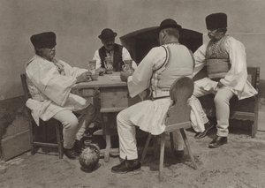Rumanía: Poiana-Sibiului, Disfrutando de una copa de vino (foto b/n) de Kurt Hielscher