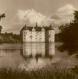 Schloss Glucksburg bei Flensburg (Schleswig); Castillo de Glucksburg cerca de Flensburg (Schleswig) (foto b/n) de Kurt Hielscher
