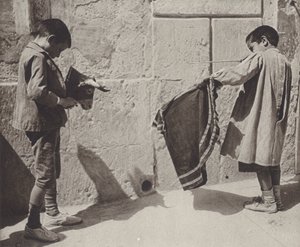España: Chicos jugando a los toros (foto b/n) de Kurt Hielscher