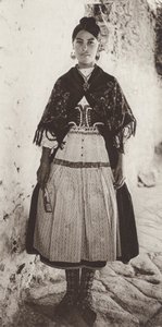 España: Traje de Lagartera, provincia de Toledo (foto b/n) de Kurt Hielscher