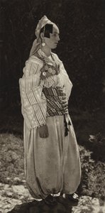 Yugoslavia: Prizren, Mujeres en traje nacional (foto b/n) de Kurt Hielscher