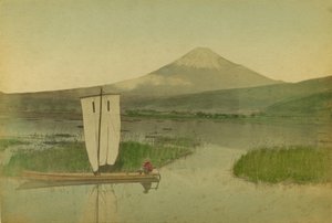 Japón: El Monte Fuji-Yama (Fuji Yama) con un barco de vela en primer plano en el lago Hokome