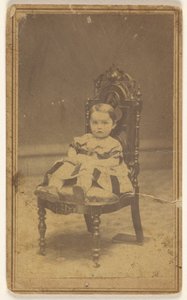 [Niña sin identificar, sentada] de L. D. Campbell