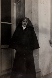 Álbum de la Primera Guerra Mundial en Friuli-Venecia Julia: retrato de la enfermera de la Cruz Roja Elena Bianconcini en Villa Brazzà, hogar del Hospital de guerra en Soleschiano Manzano