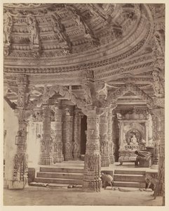 Interior del templo de Delwara con los pilares y la cúpula del tejado, Monte Abu de Lala Deen Dayal