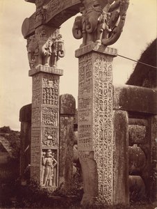 Pilar de la Puerta Norte desde el oeste, Sanchi de Lala Deen Dayal