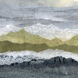 Horizonte montañoso en tonos apagados
