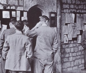 Después del Salón, mirando el tablón de anuncios del colegio de Laszlo Moholy Nagy