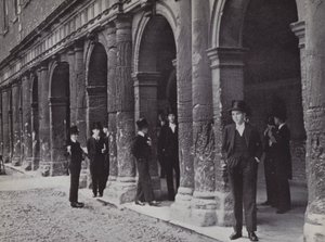 Fuera de las cámaras, Eton, esperando a que salgan los maestros de Laszlo Moholy Nagy