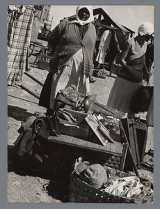 Mercado de pulgas en Turku, Finlandia Marktweiß en Åbo (Turku) Finlandia (título sobre objeto) de Laszlo Moholy Nagy