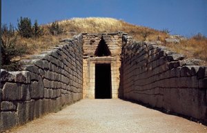 Entrada de la tumba de Agamenón llamada "Tesoro de Atreo": sitio de la antigua ciudad de Micenas, en el Peloponeso (1500-1100 a.C.) Grecia