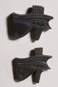 Dos amuletos de ojo wedjat (obsidiana)