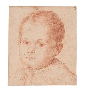 Estudio de retrato de un niño con un collar de perlas