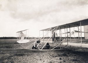 Leon Bollee trabajando en el avión de los hermanos Wright, c.1909 de Leon Bollee