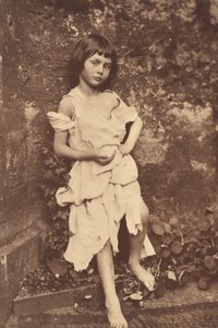 Alice Liddell como La mendiga