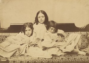 Edith, Ina y Alice Liddell en un sofá, verano de 1858 de Lewis Carroll