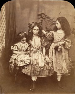 Flora Rankin, Irene MacDonald y Mary Josephine MacDonald en Elm Lodge de Lewis Carroll